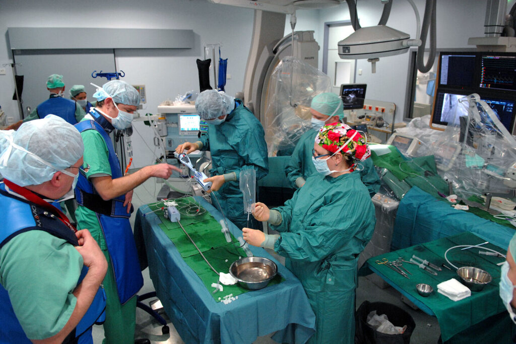 Ärzte in OP-Kleidung im OP in Vorbereitung einer Herzoperation.