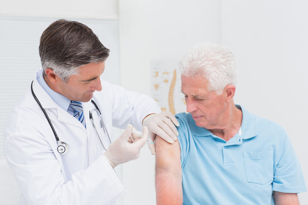 Arzt impft Patienten